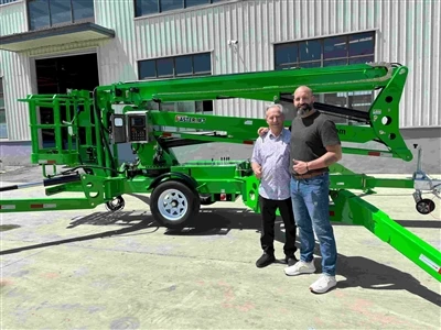 Kanadski klijent pregledava prilagođeni FB18 towable Boom lift u tvornici pri...